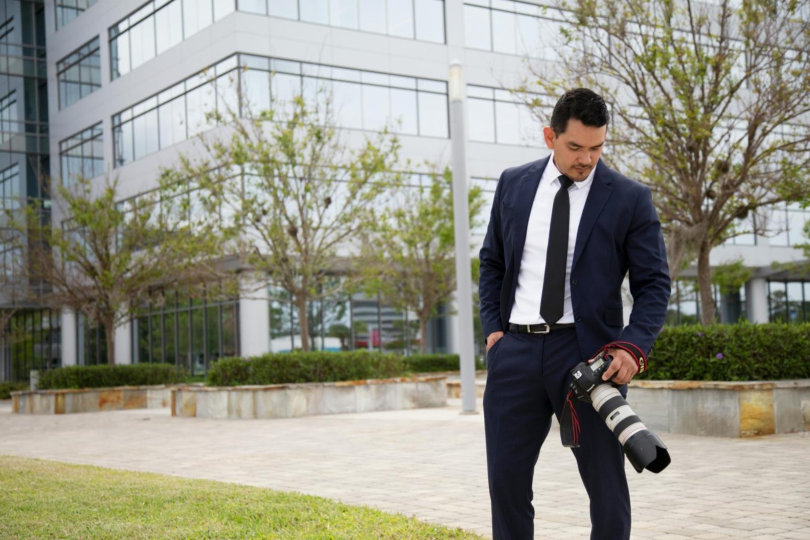 Photographe en action lors d'une séance de prise de vue en voyage