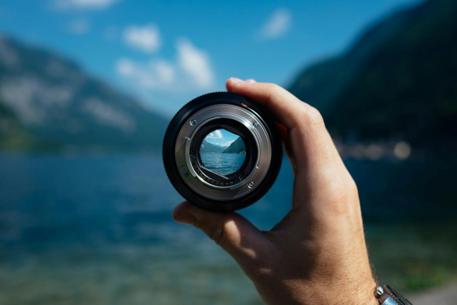 Scène de formation en photographie de voyage avec participants sur le terrain